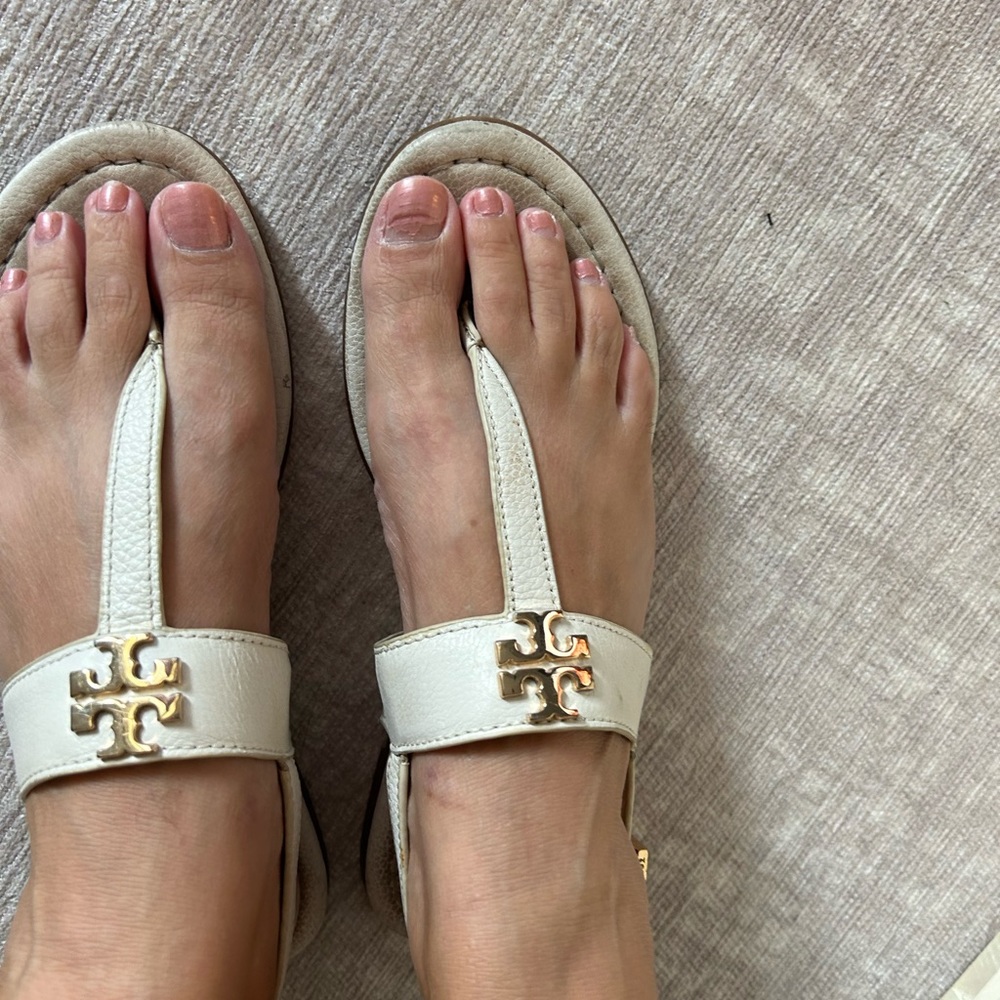 Tory Burch White Leather Logo Thong Sandals with Gold Hardware - Picture 2 of 5